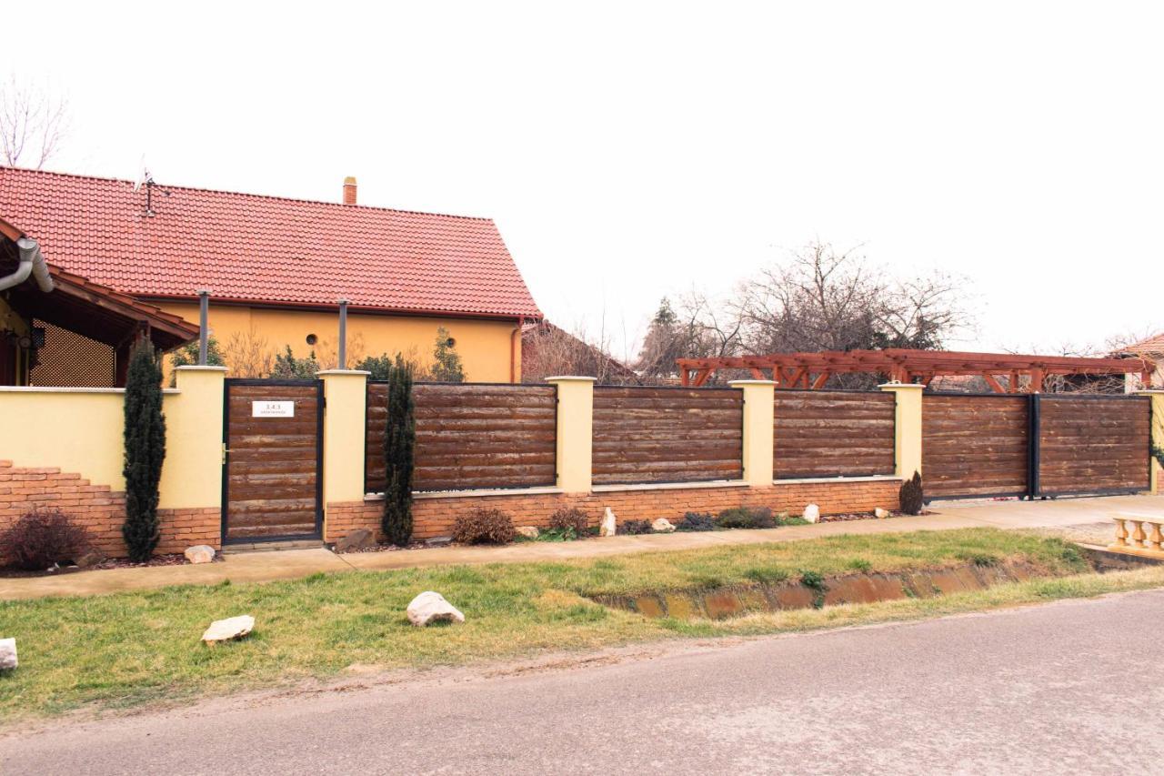 Borostyan Apartmanhaz Mórahalom Esterno foto